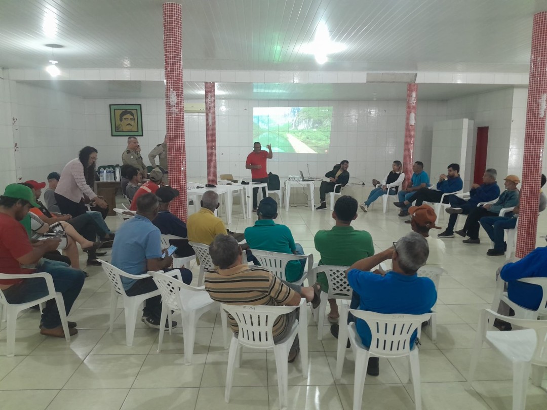 Animais soltos em vias públicas foi tema de reunião entre Poder Público, PM e criadores no distrito de Pilar