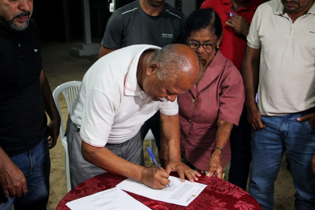 Prefeito de Jaguarari assina ordem de serviço para construção de praça pública e pavimentação na comunidade de Várzea Grande