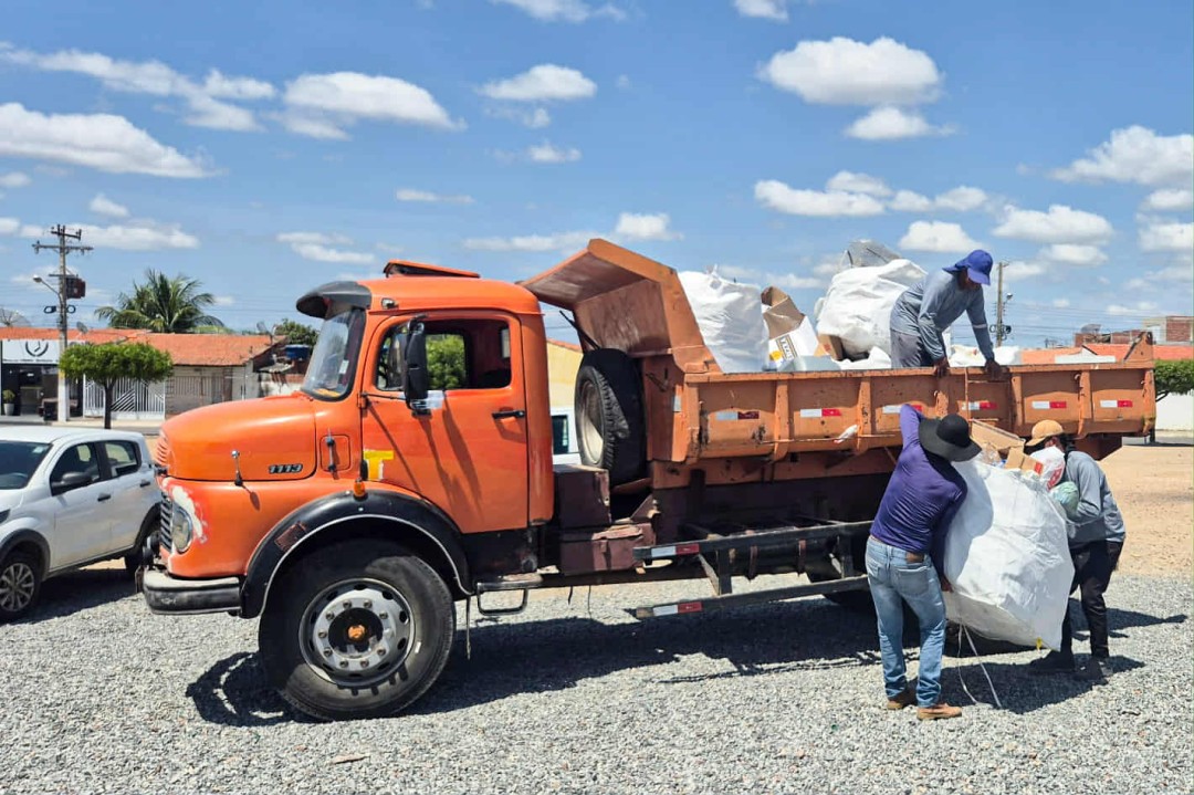 Prefeitura de Jaguarari realiza mutirão de limpeza de ruas e terrenos do distrito de Pilar